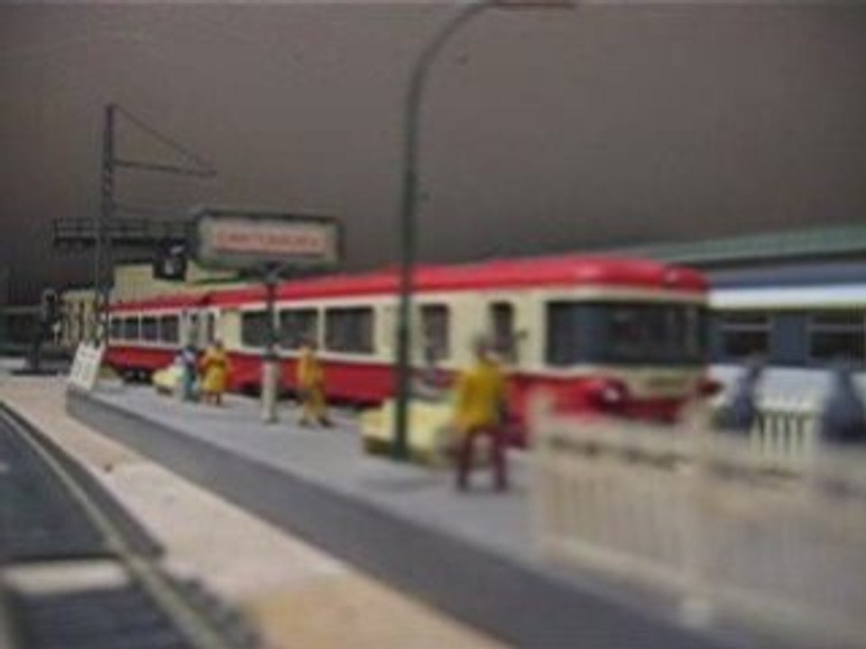 Arrivée et départ d'une Caravelle rouge