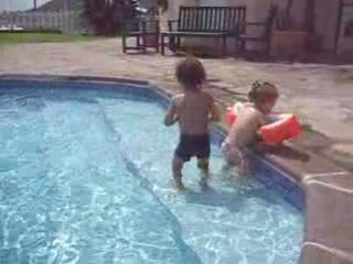 lalie & mahel à la piscine