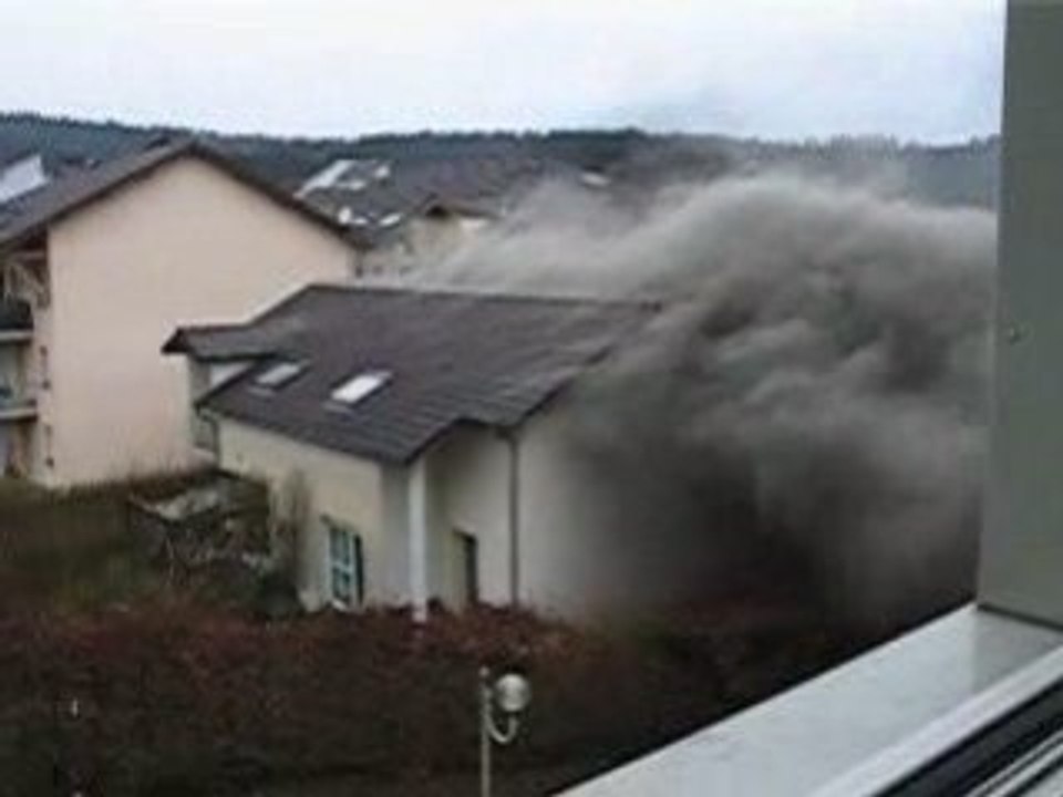 Feu de maison : filmé par un voisin