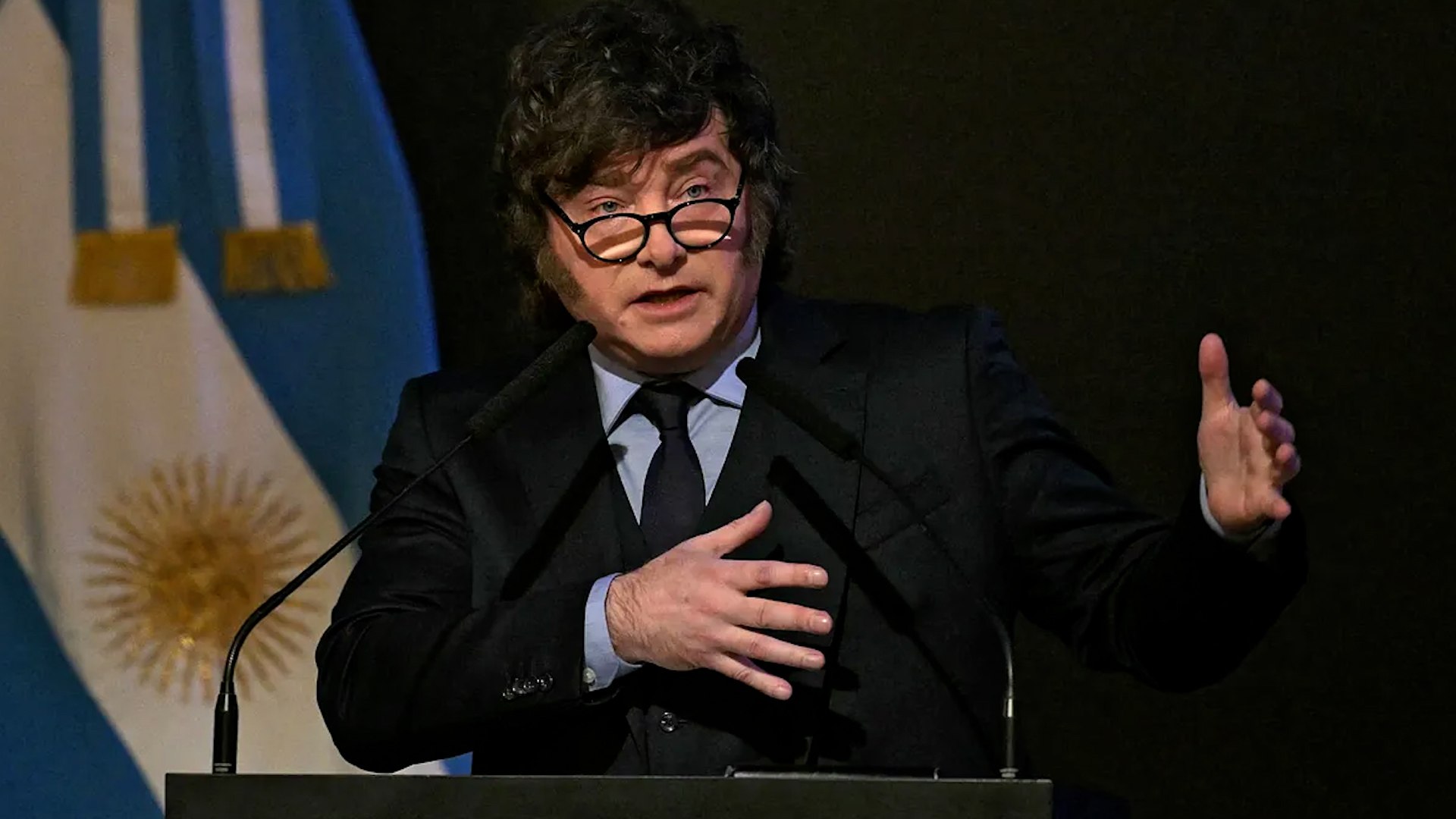 El presidente de Argentina, Javier Milei, anunci� nuevas medidas contra las empresas que exploten recursos naturales en las islas Malvinas, territorio cuya soberan�a reclama el pa�s sudamericano y que permanece bajo administraci�n brit�nica desde 1833.Durante un mensaje transmitido por cadena nacional, Milei afirm� que Argentina inhabilitar� a las compa��as vinculadas con proyectos en las Malvinas que no cuenten con autorizaci�n argentina. Las sanciones tambi�n podr�an alcanzar a accionistas, directivos y proveedores de esas empresas.El mandatario puso el foco en los proyectos petroleros impulsados por la israel� Navitas y la brit�nica Rockhopper, que podr�an avanzar hacia la explotaci�n de crudo en aguas pr�ximas al archipi�lago. Seg�n Milei, Argentina debe actuar con rapidez para evitar la apropiaci�n de las reservas de petr�leo.Adem�s, el Gobierno argentino prev� ampliar los recursos del Ministerio de Defensa para construir una base naval integrada en Tierra del Fuego, con el objetivo de convertir la zona en un importante polo log�stico del Atl�ntico Sur.Milei tambi�n destac� las recientes declaraciones de Donald Trump sobre la posibilidad de revisar la posici�n estadounidense respecto a la disputa por las Malvinas y cuestion� el futuro econ�mico y demogr�fico del Reino Unido.