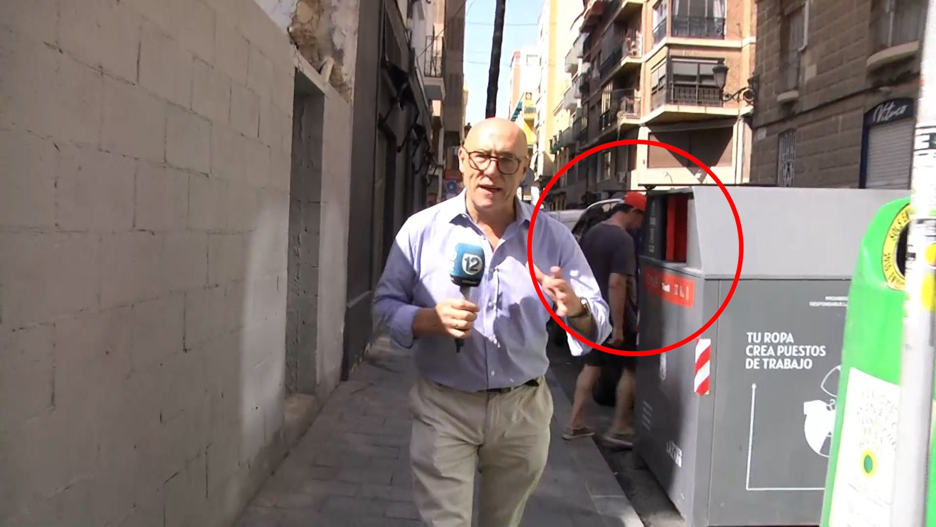 Un equipo de la cadena local 12TV ha sufrido el robo de parte de su material de trabajo mientras grababa una noticia este jueves en pleno centro de Alicante. Lo m�s llamativo del suceso es que el hurto qued� registrado accidentalmente por la propia c�mara del equipo.El director de Informativos de 12TV, Andr�s Maestre, y el c�mara Hugo Belchi se encontraban al mediod�a en la esquina de las calles Col�n y Baz�n, donde hab�an acudido para realizar un reportaje sobre el incremento de la recogida de residuos.Mientras Maestre interven�a ante la c�mara, un individuo con gorra roja, gafas de sol y camiseta oscura se acerc� al lugar y aprovech� la concentraci�n de los periodistas para llevarse varias bolsas que hab�an dejado moment�neamente detr�s de un contenedor de recogida de ropa.Entre el material sustra�do se encontraba un tr�pode de c�mara profesional, una mochila con un ordenador port�til, cables, micr�fonos, dos tel�fonos m�viles y varios tr�podes de mesa, adem�s de libretas y otros equipos utilizados por los periodistas.Tras descubrir el robo, 12TV ha solicitado la colaboraci�n ciudadana a trav�s de sus redes sociales para tratar de identificar al autor y recuperar el material sustra�do.