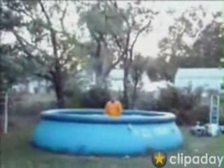 Regis a la piscine  enorme !!!!!