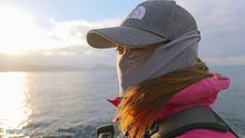 冬の冷たい雨の海で釣りと雨の車中泊を楽しむ女　寒さの中で釣れた冬マアジと夜の海辺ごはん