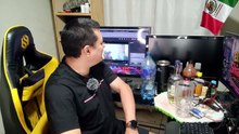 Terminando la botella de licor de agave el compadre en otra tertulia bien agusto en la oficina