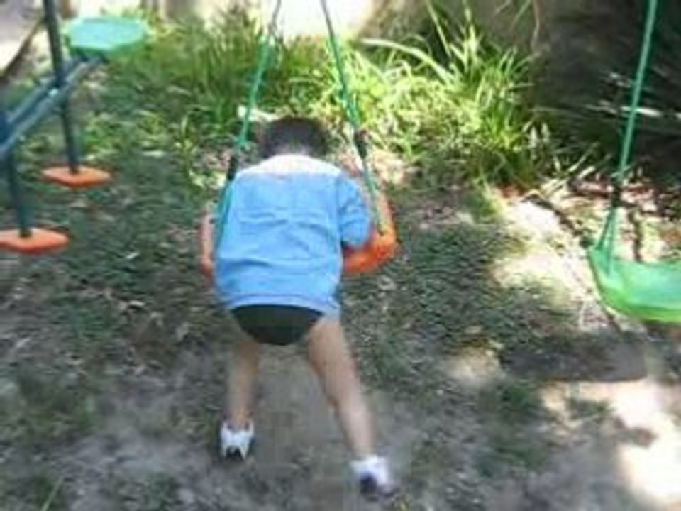 Vidéo Tim tourne sur la balançoire 27-07-2008