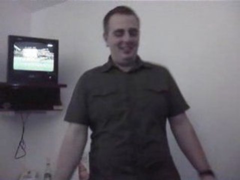 TONY TOMBE LA CHEMISE