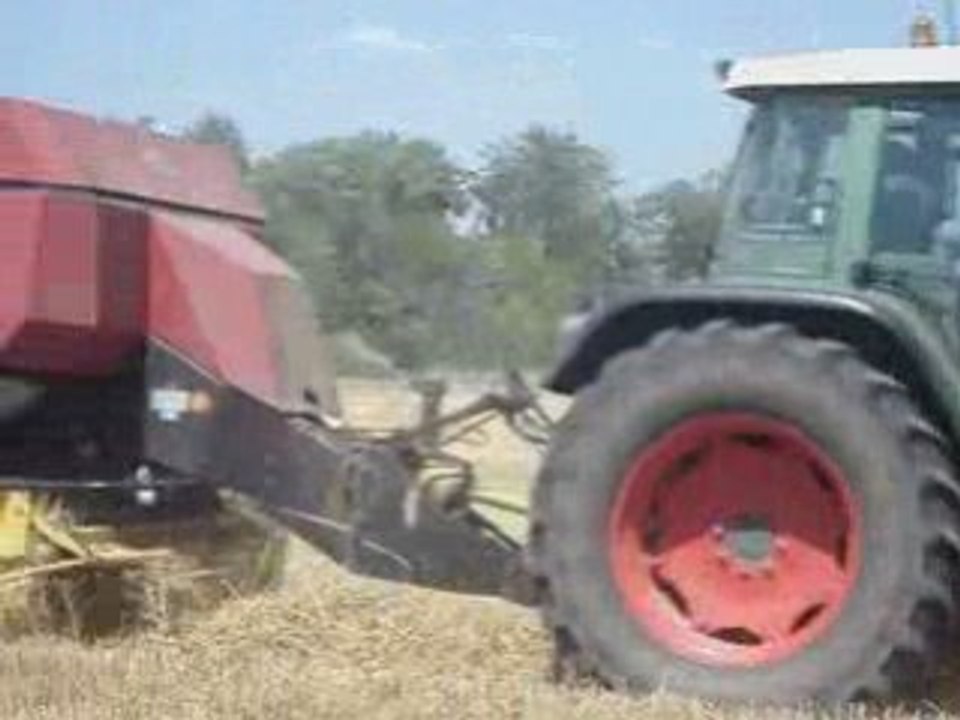 Pressage de la paille de blé avec Fendt vario 716