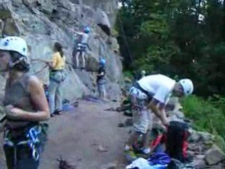 Nora apprend l'escalade