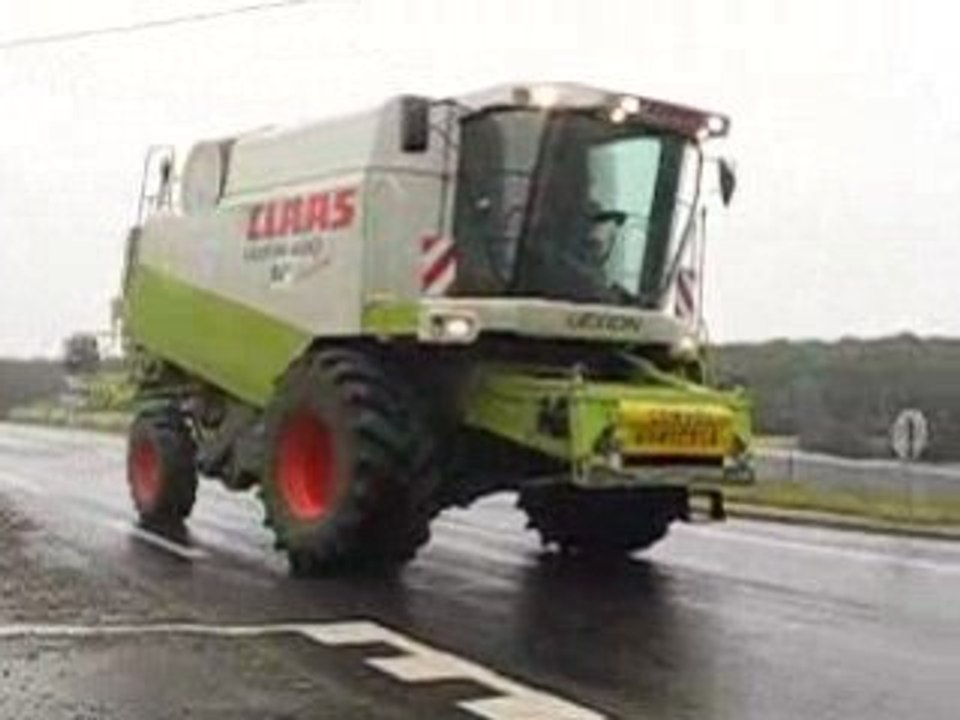 Voiture du convoi + claas lexion 420