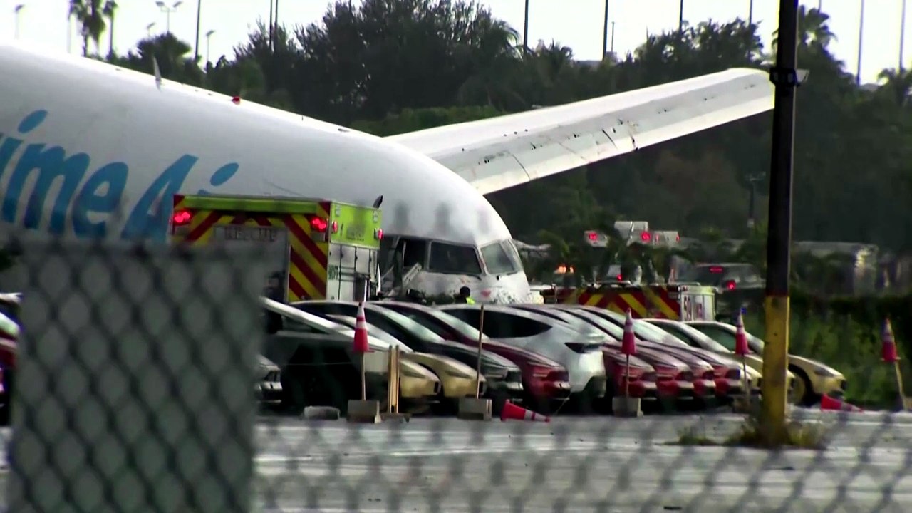 Amazon-Frachtflugzeug verunglückt in Miami: dichter Rauch und Flammen