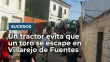Un tractor evita que un toro se escape en Villarejo de Fuentes