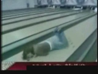 une fille fait la conne elle glisse et tombe en arriere