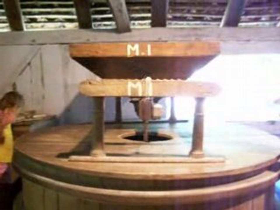 fonctionnement d'un moulin et tamisage de la farine