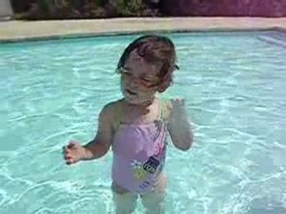 Lilou 23 mois - A la piscine