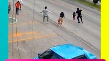 Hombre salva a niña de ser atropellada en Puebla y el momento quedó grabado