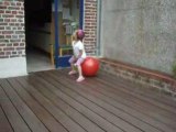 Camille et le ballon sauteur