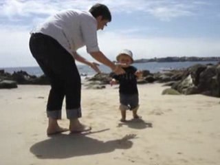 1er pas dans le sable avec mamie