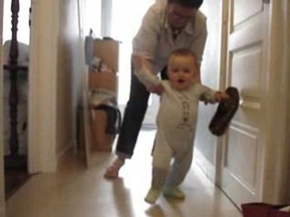Timothée oblige son papi à se chausser...