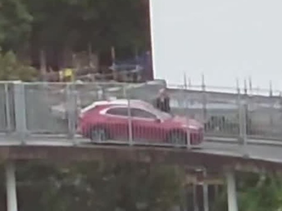 Auto verirrt sich auf enge fußgängerbrücke