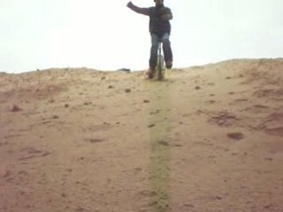 descente en monocycle dans les dunes
