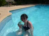 Lisou dans la piscine à Saint Aygulf