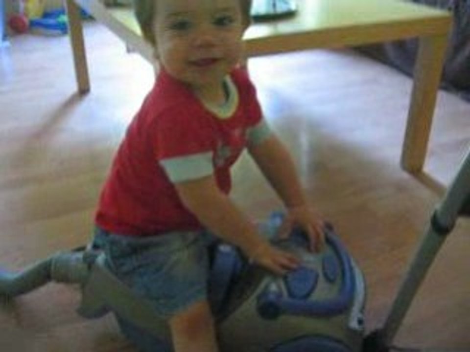 G  12 Juillet 08 Joan fait de l'aspirateur