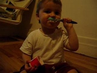 Terminer son yaourt seul