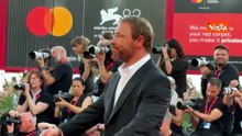 Stephen Graham posa per i fotografi sul red carpet di Venezia 83
