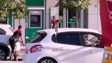 İzmir'de banka soygunu girişimi! Ekipler teyakkuza geçti, banka çevresi çembere alındı!