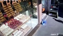 İstanbul'daesnafa maskeli silahlı saldırı: Kaçan şüpheliyi esnaf çelme takarak yakaladı!