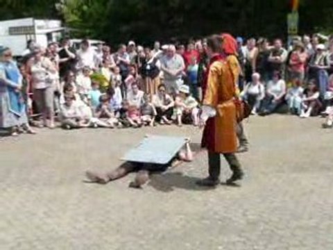 sur une planche de clous au médiéval de gavray 2008!