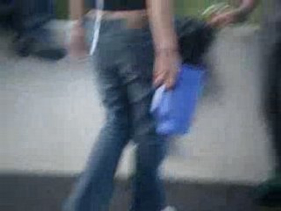 Petite triche avant la bataille d'eau à l 'anniv' de Nyu