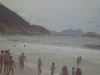 Kriegerische Schiffe und Hubschrauber am Strand