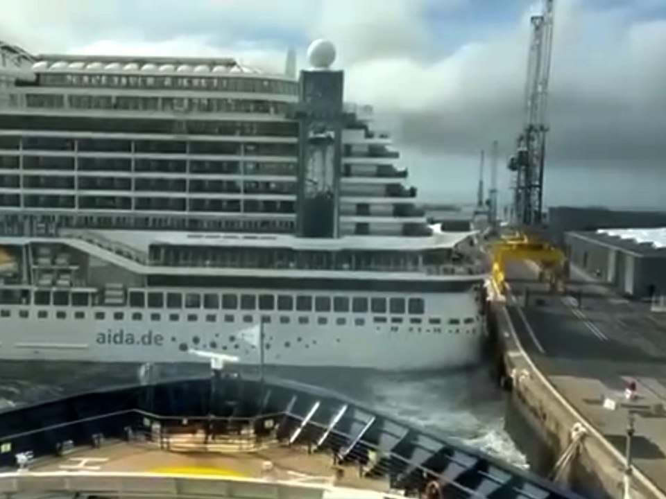 Von Sturm losgerissen: AIDA-Kreuzfahrtschiff rammt Kaimauer