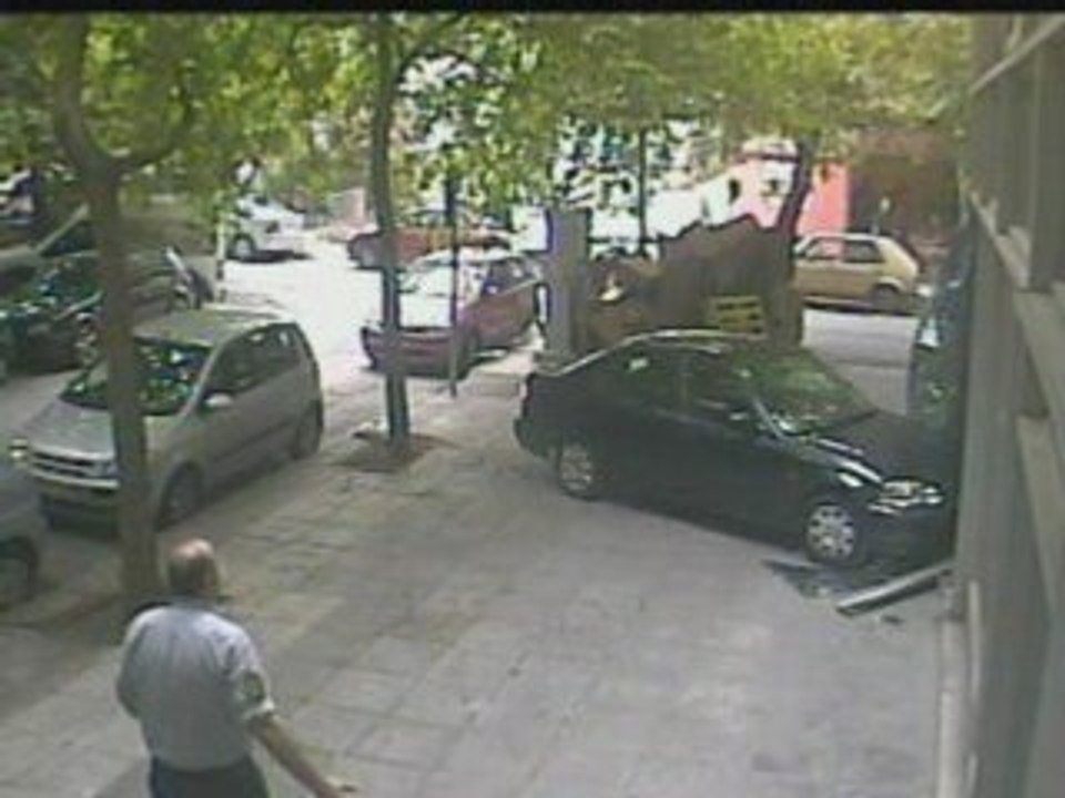 Une femme stupide au volant !