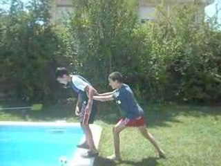 moche tombe dans la pisine