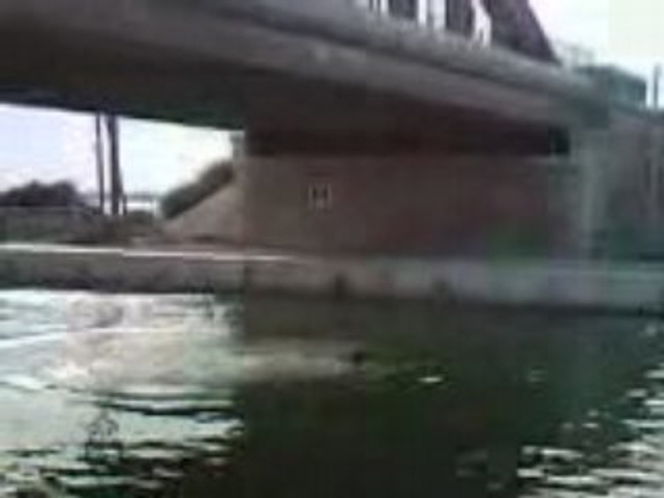 Saut d'un pont de Carnon (Kev & Alex)