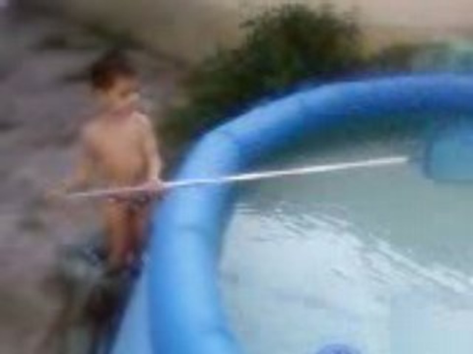 Tim nettoie la piscine 28-07-08