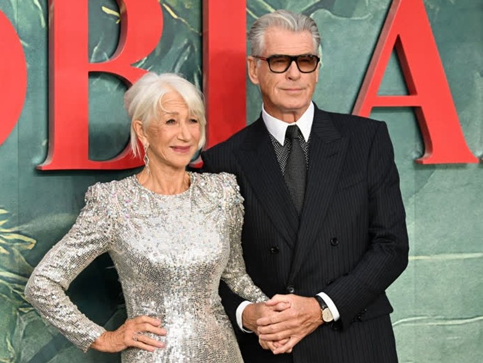 Helen mirren und pierce brosnan: händchenhalten auf dem roten teppich