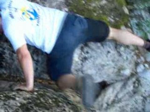 Gros qui galere sur un rocher