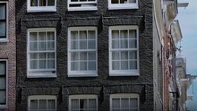 Amsterdam evlerinin tepesindeki kanca ne işe yarıyor?