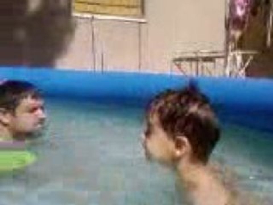 Tim attaque Maman dans la piscine 30-07-08