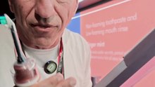 Lo spazzolino con la telecamera che fa anche da "filo interdentale" digitale: ecco Dyson CameraJet