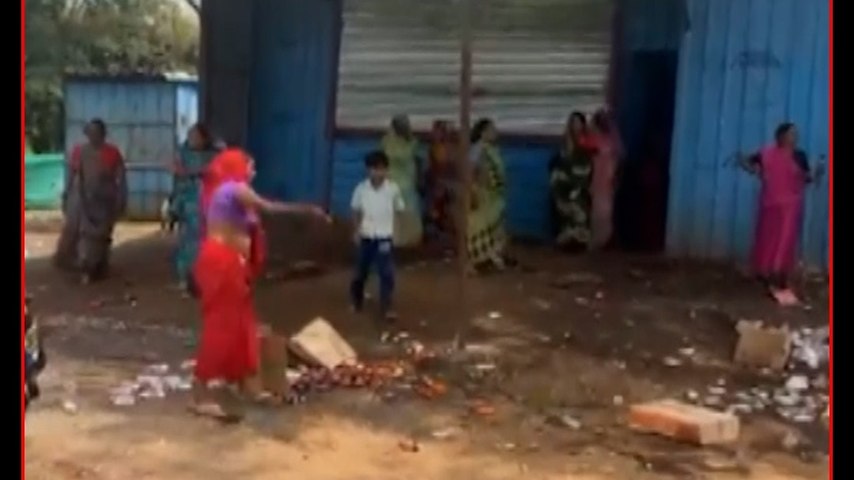 मध्य प्रदेश में अवैध शराब पर फूटा महिलाओं का गुस्सा! सड़क पर फेंकी शराब की पेटियां!