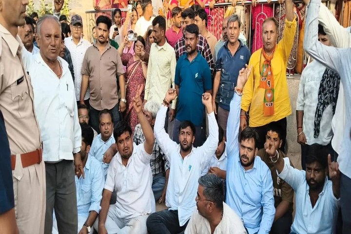 पुलिस पर बदसलूकी का आरोप, आधे घंटे तक दिया धरना