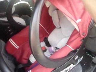 Placer le cosy dans la voiture