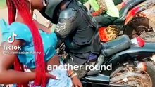 Le guidon de sa moto est un tellement haut... Ridicule