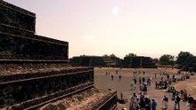 Você conhece a curiosidade de que Cleópatra viveu mais perto do tempo da primeira viagem à lua do que da construção das pirâmides?