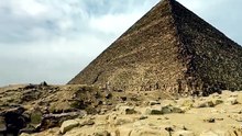 Curiosidades sobre as táticas de guerra usadas por Cleópatra e como elas influenciaram o Egito Antigo.