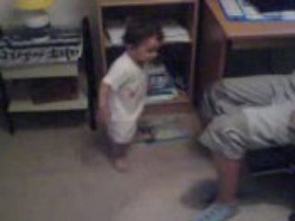 rayan dance sur du bébé lilly